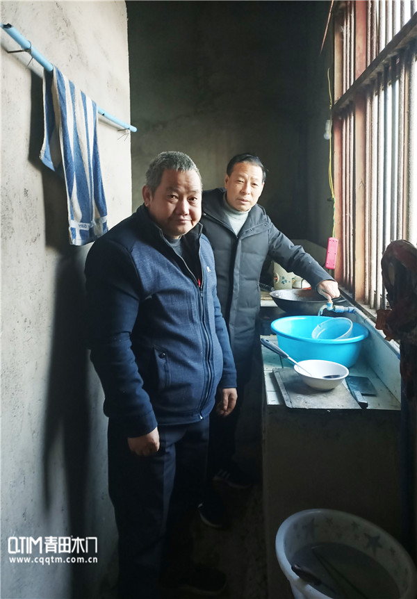 传递温暖祝福！重庆青田木门一直在行动！