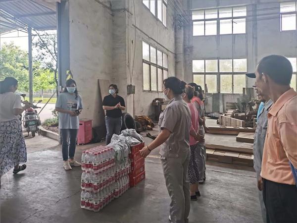 重庆长寿高新区领导莅临青田木门参观指导，清凉大礼包慰问一线员工