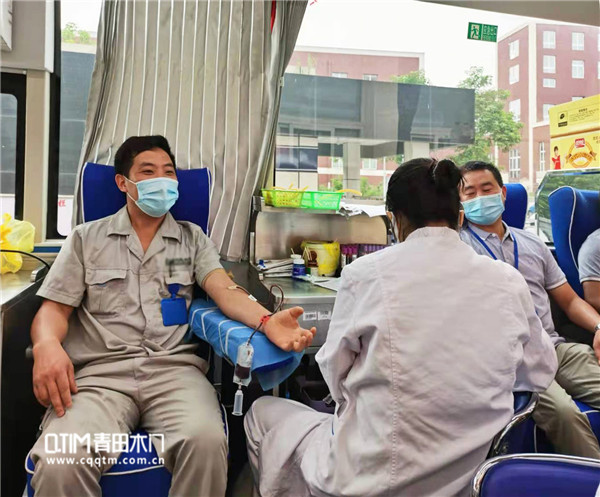 重庆青田木门组织员工无偿献血，做有社会责任感的企业！4