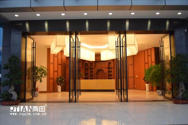 青田门业是一家家俱、室内套装门的设计、制造、销售为一体的综合性企业。