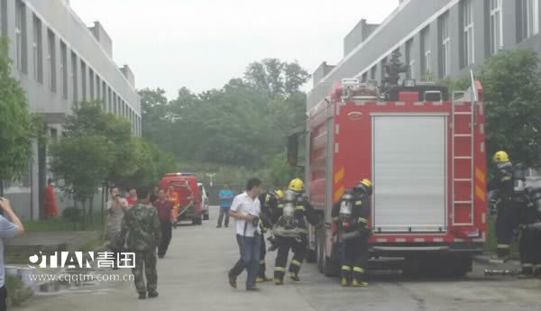 消防人员现场指导重庆青田木门正确使用灭火工具