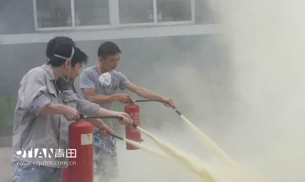 重庆青田木门消防演练  工人正使用灭火器灭火